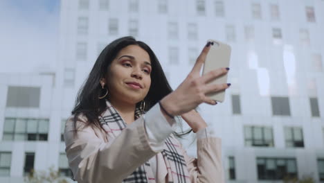 Mujer-De-Negocios-Tomando-Selfie-En-Un-Teléfono-Inteligente-En-La-Calle.-Chica-Usando-Teléfono-Móvil