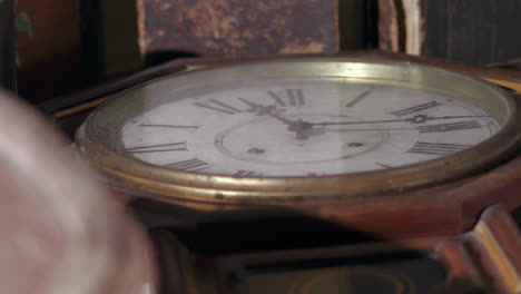 Concepto-De-Historia-Y-Tiempo,-Cara-De-Reloj-Antiguo-Y-Objetos-Antiguos