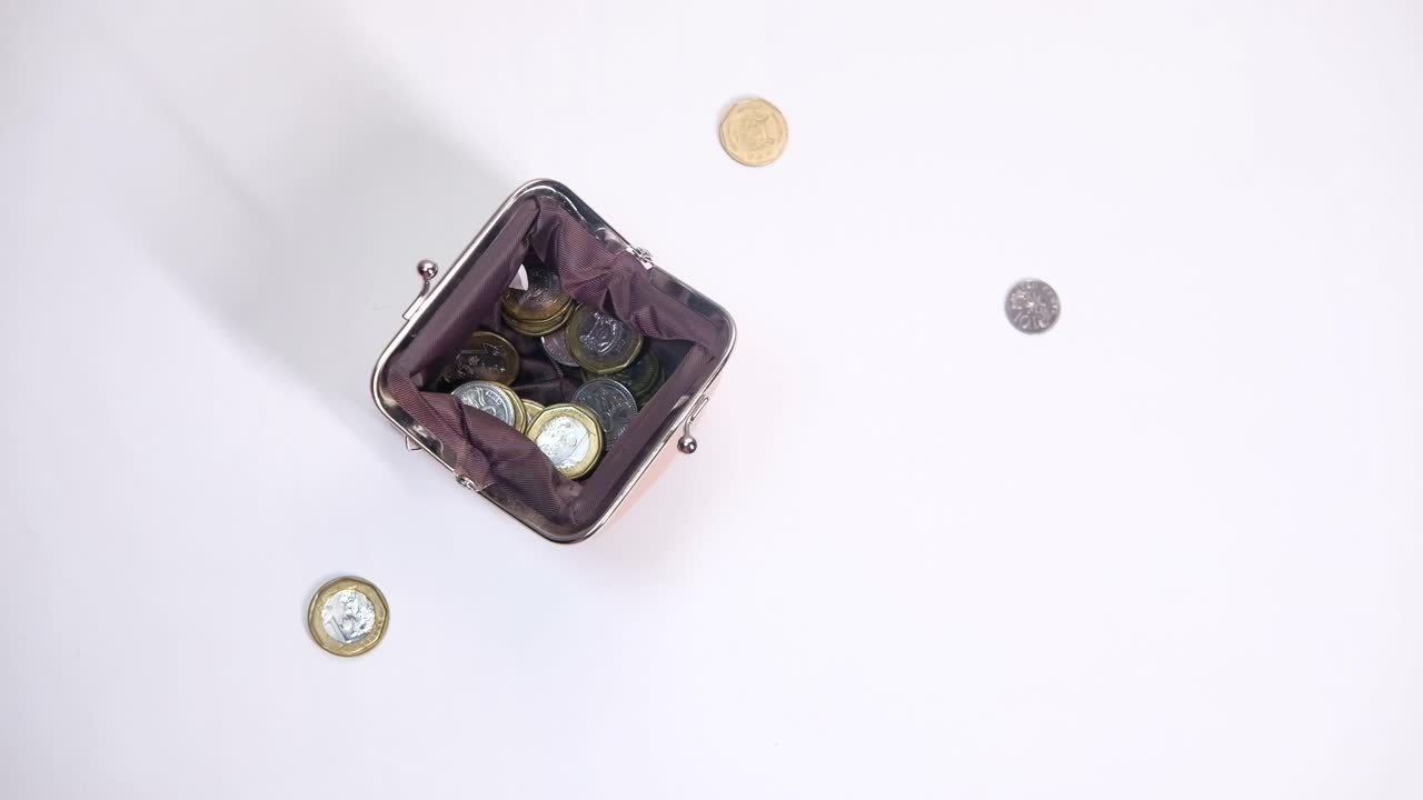 vaciando monedas de una billetera