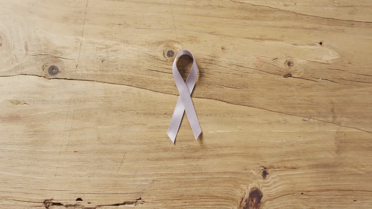 Video di nastro bianco per il cancro ai polmoni su sfondo rosa pallido