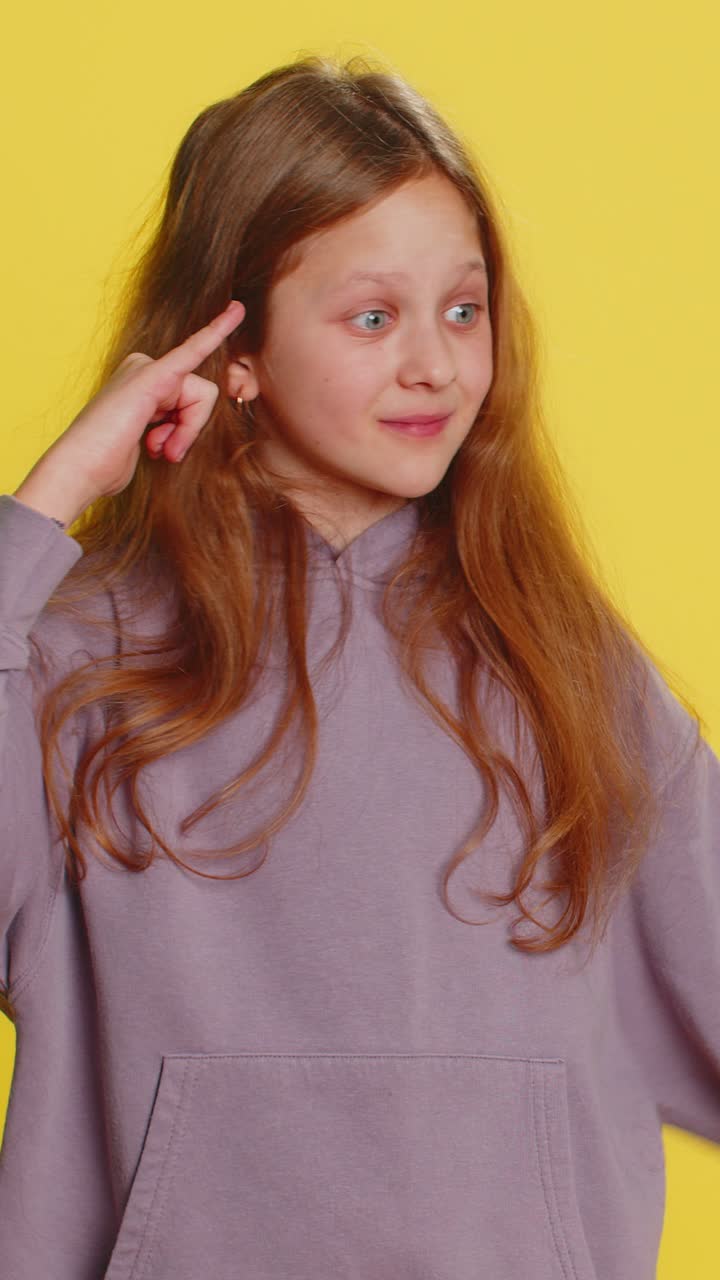 Chiamami qui è il numero di contatto bambina ragazza che fa il telefono gesto chiedendo per la conversazione hotline
