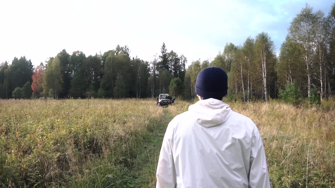 필드에서 걷는 남자