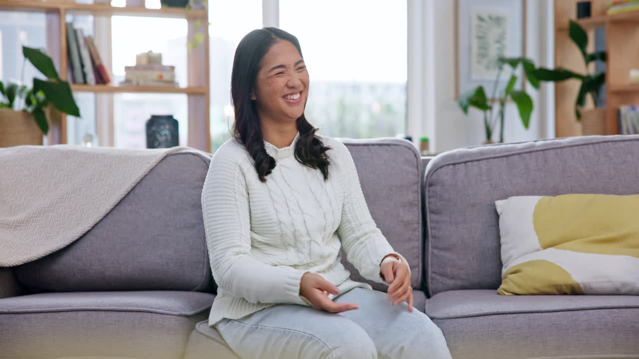 가족과 거실 소파를 사랑으로 포옹하십시오.