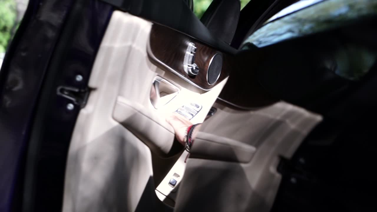 자동차 문을 닫는 남자의 팔의 슬로우 모션 샷