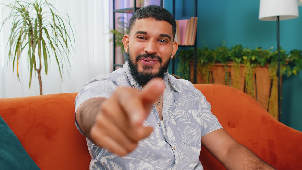 hombre indio feliz sonriendo, señalando a la cámara, eligiendo al afortunado ganador, indicando, invitando, aprobando