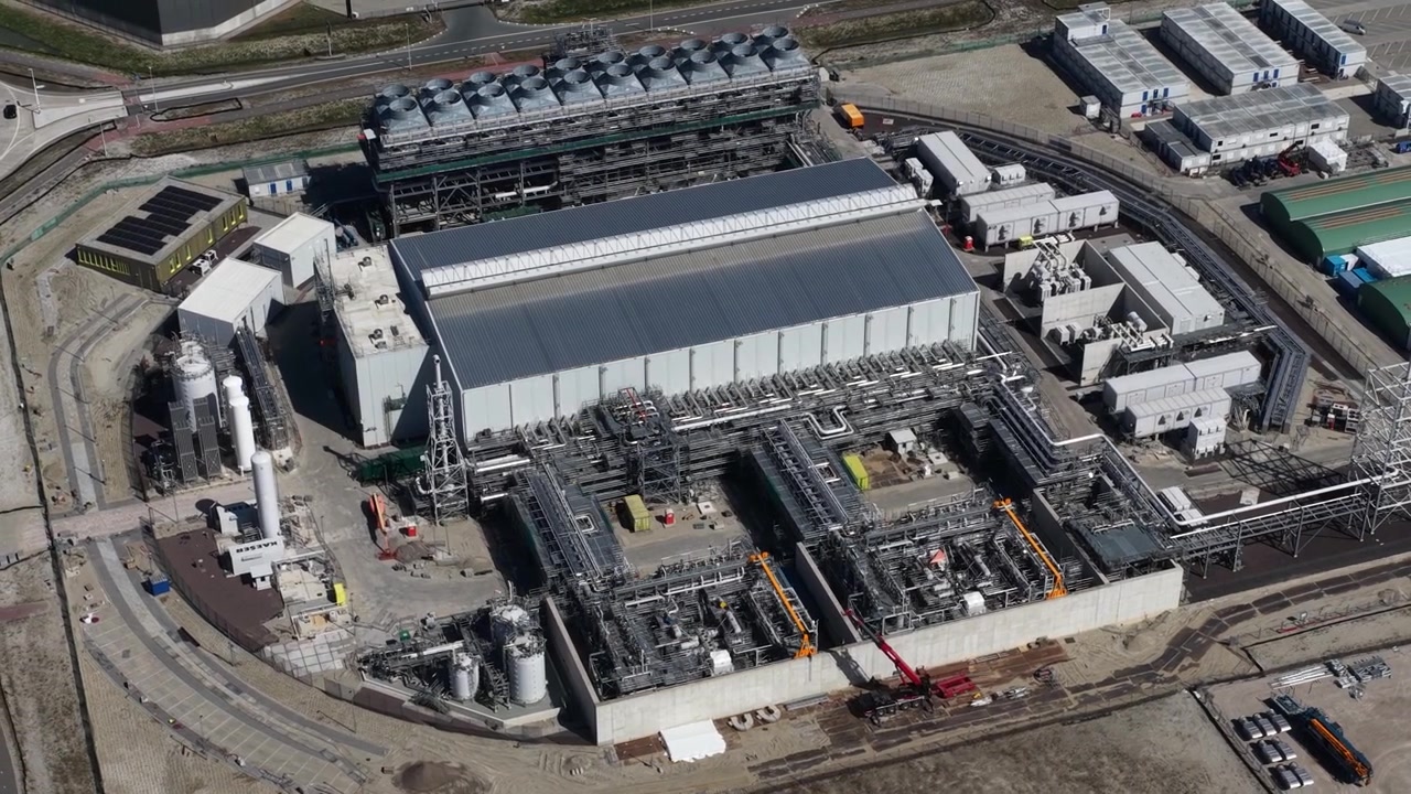 Vista drone di Holland Hydrogen 1 di Shell a Maasvlakte, che mostra il principale impianto di idrogeno verde d'Europa, l'energia eolica offshore, gli elettrolizzatori e le infrastrutture per la transizione energetica.