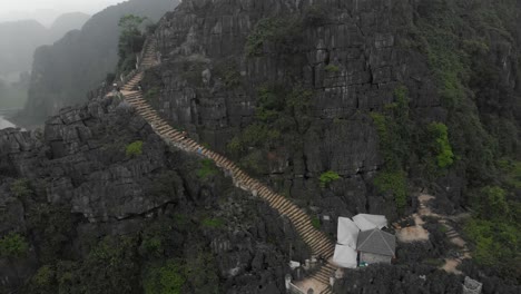 Tiro-Inclinado-Hacia-Arriba-Del-Mirador-De-La-Cueva-Mua-En-Ninh-Binh-Vietnam,-Aéreo