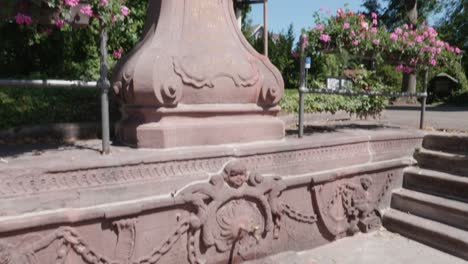 Fountain-with-a-statue-of-the-Virgin-Mary-in-front-of-the-Maria-zu-den-Ketten-church-in-Zell-am-Harmersbach-on-a-summer's-day