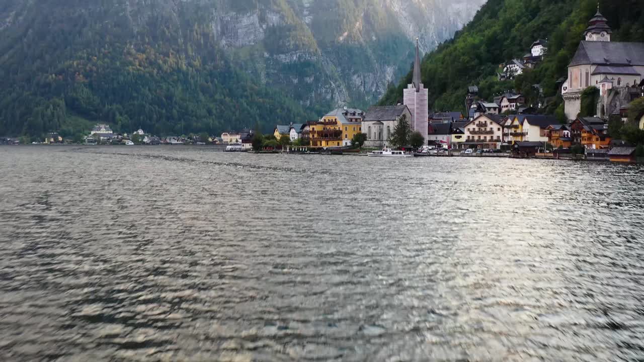 오스트리아 산악 마을 할슈타트와 할슈타터 호수의 조감도