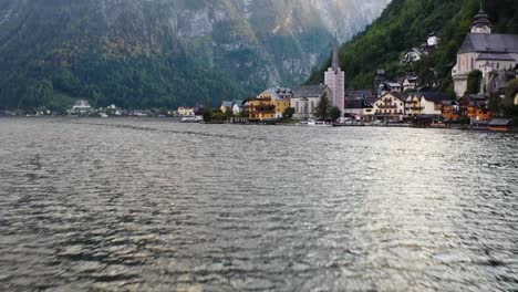 Vista-Aérea-Del-Pueblo-De-Montaña-Austriaco-Hallstatt-Y-El-Lago-Hallstatter