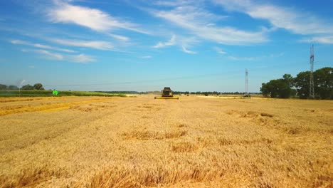 Imágenes-De-Drones-De-Una-Cosechadora-Cosechando-Un-Campo-De-Trigo