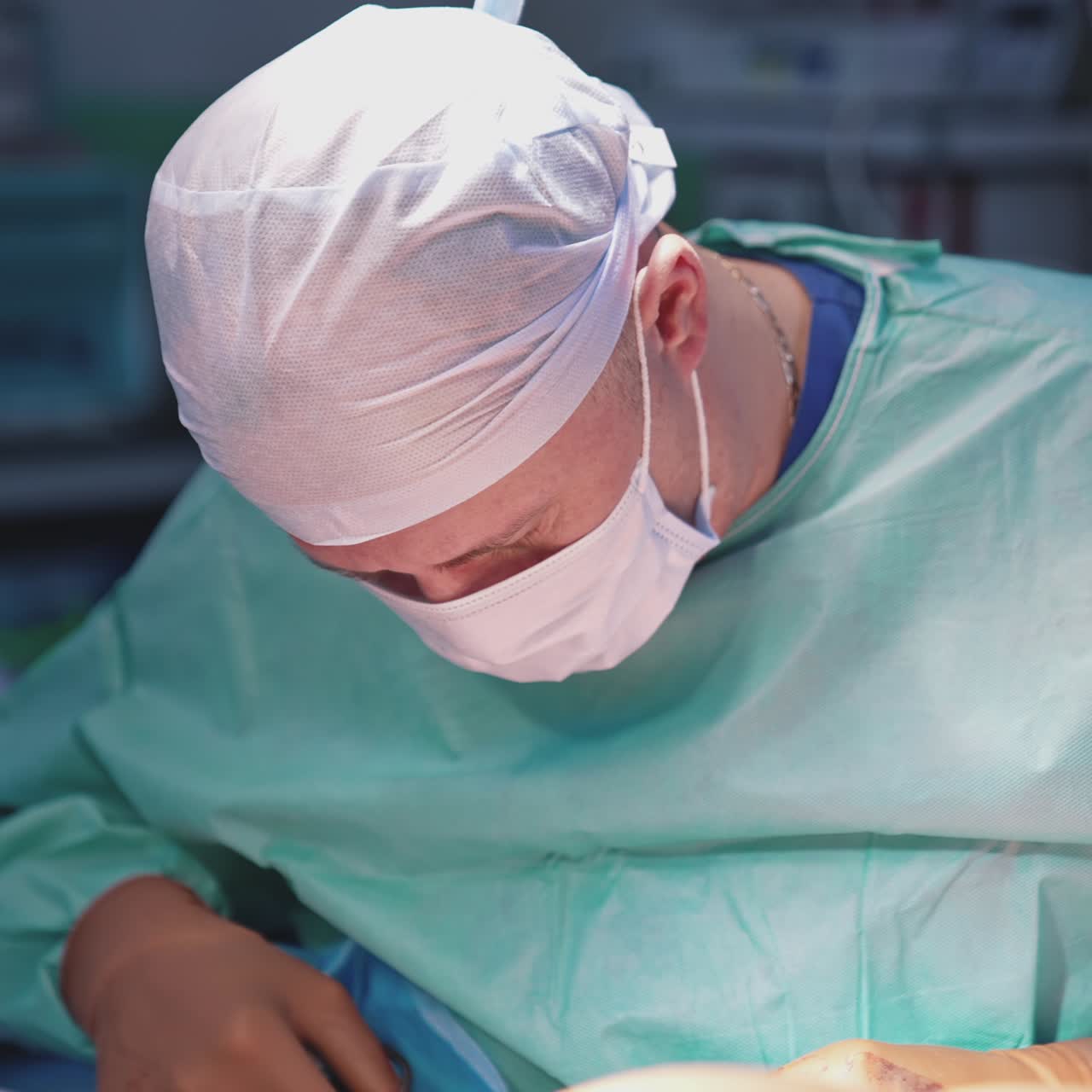 Médico durante una operación en el quirófano. Cirugía plástica corporal. Abdominoplastia
