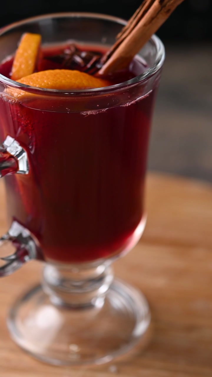 Mulled-Wein mit Orangen- und Zimtstäbchen