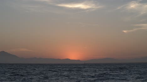 Puesta-De-Sol-En-El-área-De-La-Bahía-De-San-Francisco-Desde-La-Costa-De-Berkeley-Con-Olas-Y-Rayos-De-Sol