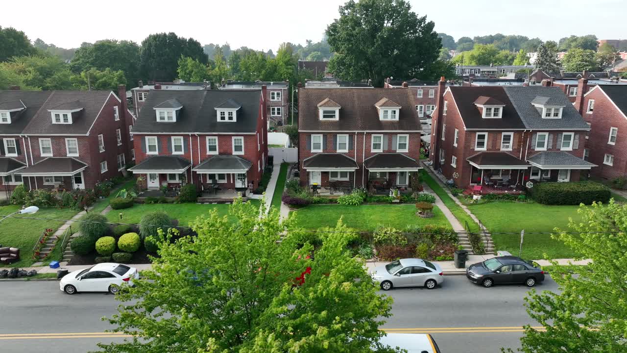 toma aérea de un camión de viviendas unifamiliares en los suburbios estadounidenses