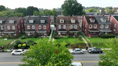 toma aérea de un camión de viviendas unifamiliares en los suburbios estadounidenses