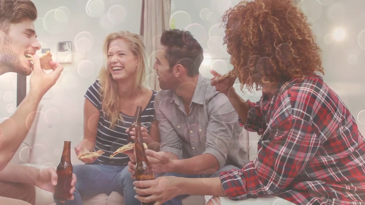 Scena lifestyle: scatola della pizza che si apre, amici che prendono fette e condividono birre, icone di morso sulle mani.