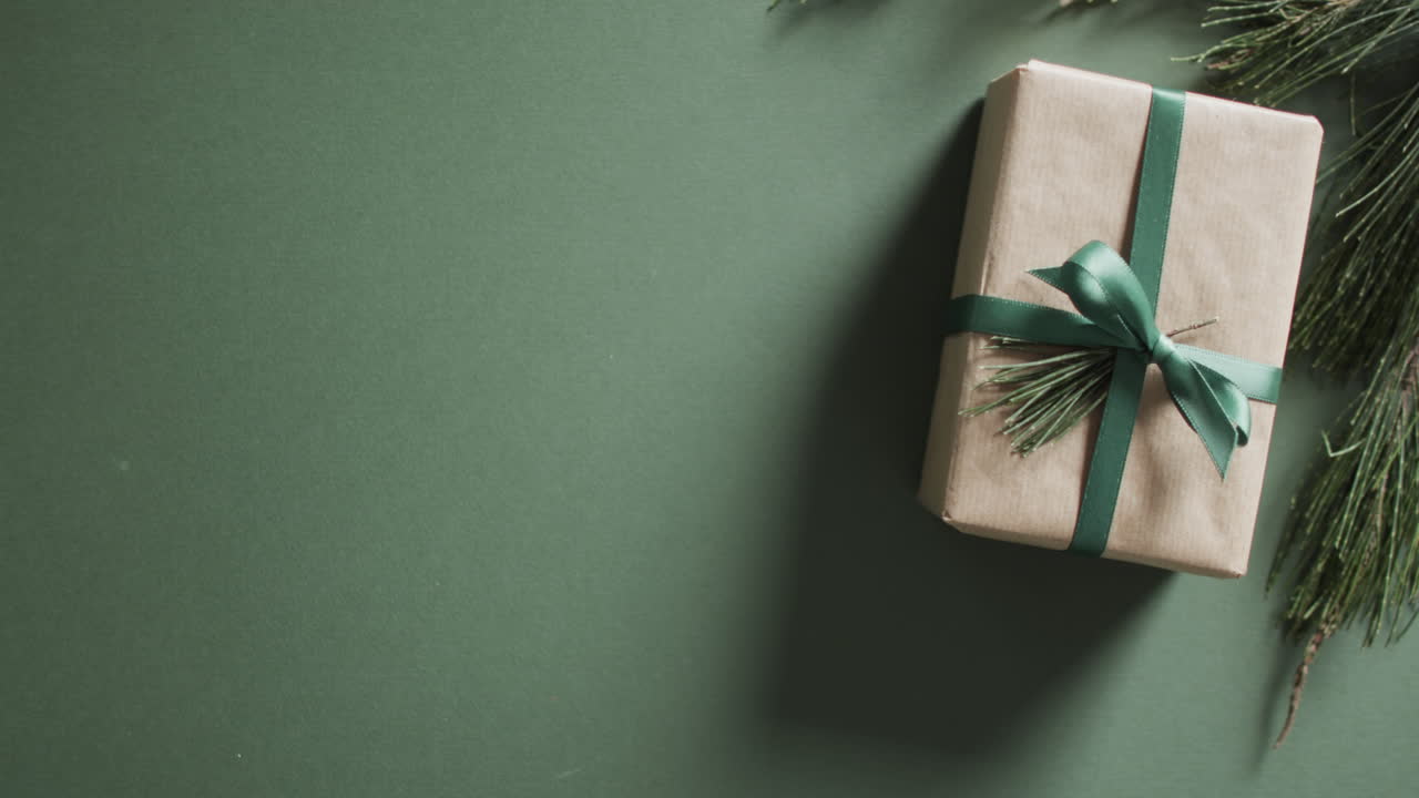 녹색 배경에 복사 공간과 함께 크리스마스 선물의 비디오