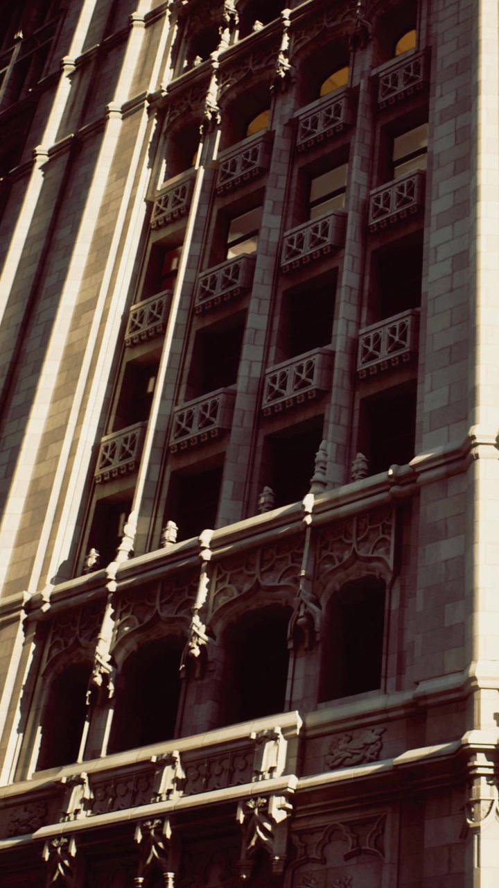 Vista da fachada de um edifício com detalhes arquitetônicos na cidade durante o dia