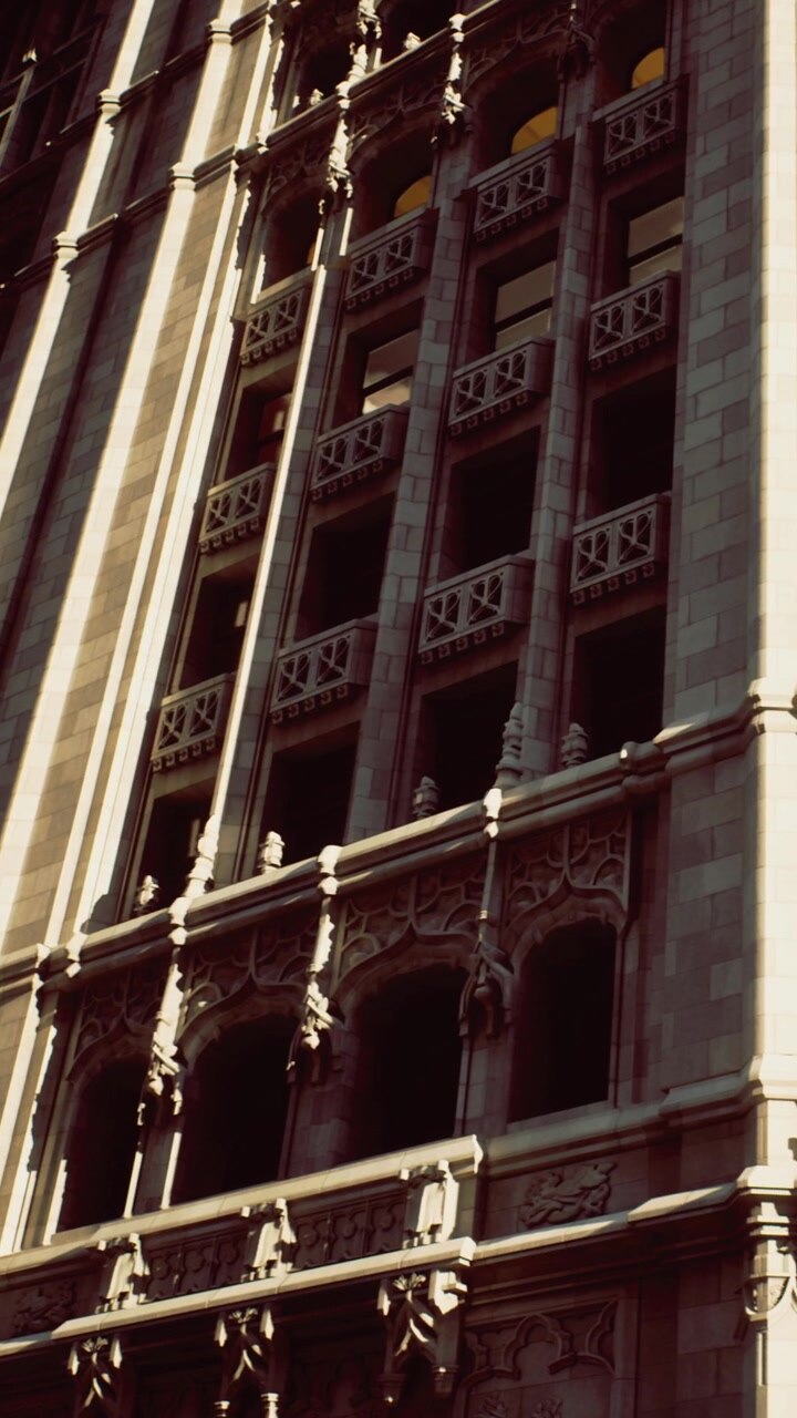 Vista della facciata di un edificio con dettagli architettonici in città durante il giorno.
