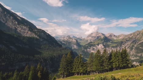 Timelapse-De-Nubes-Moviéndose-Sobre-Una-Hermosa-Cordillera-En-Suiza-En-4k