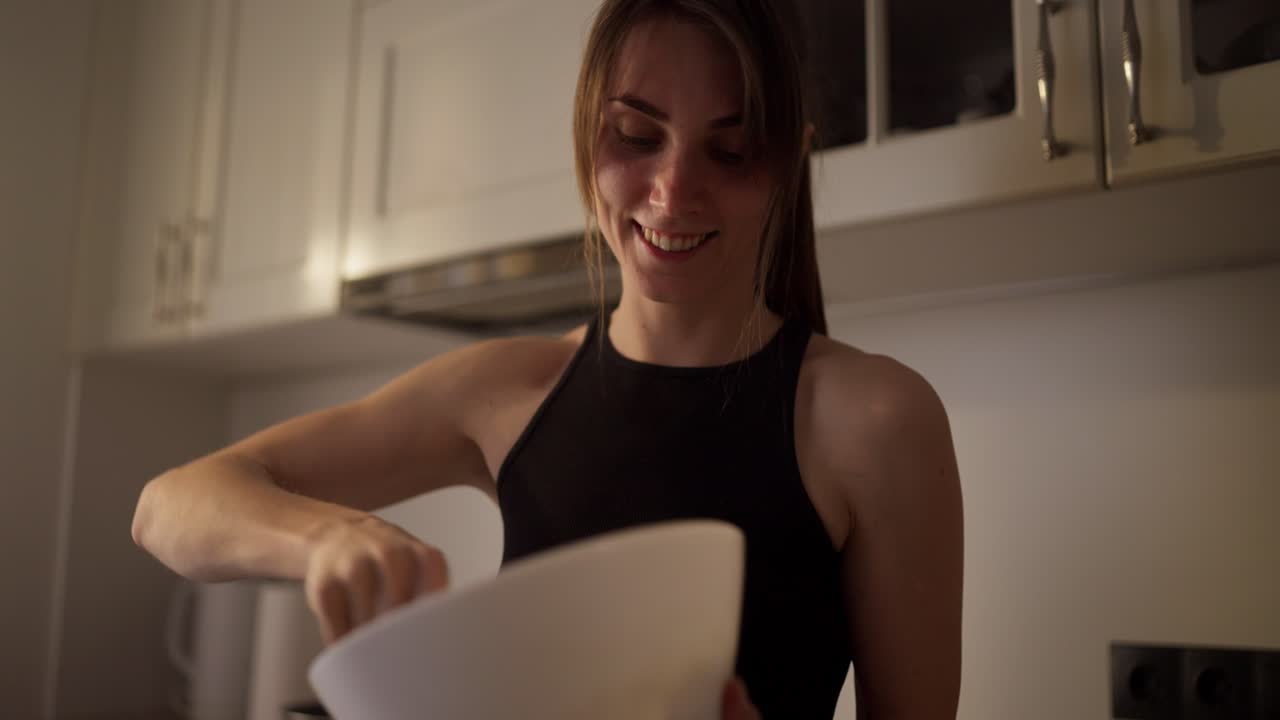 Donna che cucina in cucina