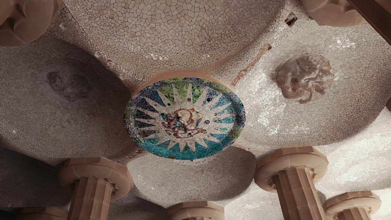 detalle del mosaico del techo del parque güell