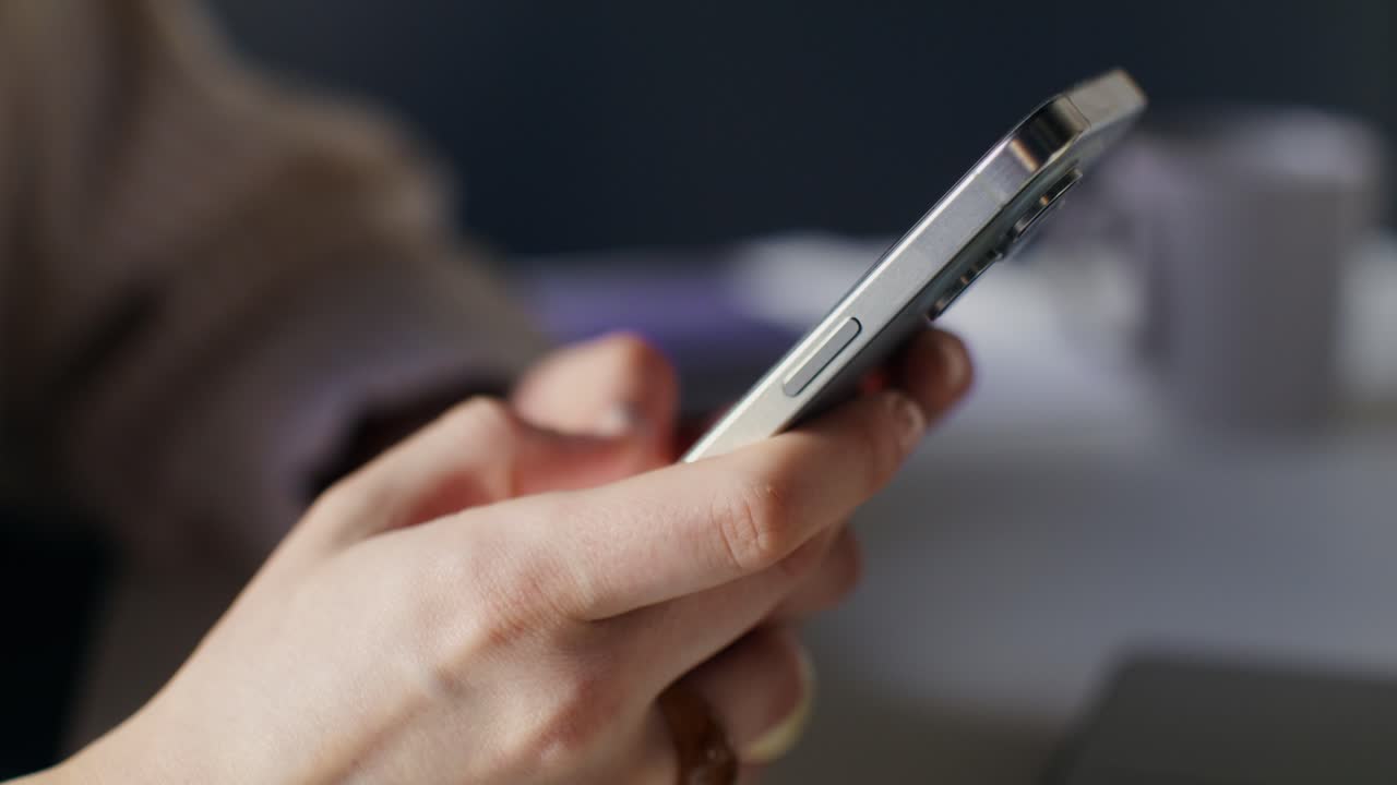 스마트폰을 들고 있는 사람