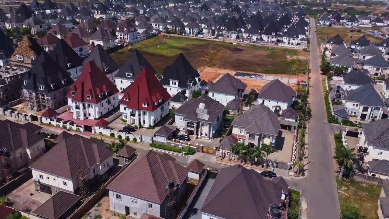 Impresionante vista aérea de hermosas casas de lujo con gran infraestructura y carreteras con conexión a Internet en un nuevo barrio suburbano de Abuja, Nigeria, en un día soleado