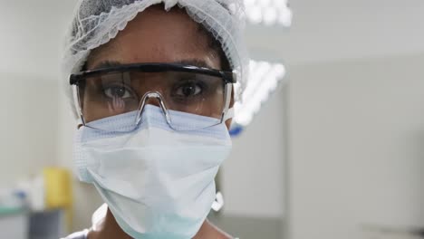 Porträt-Einer-Afroamerikanischen-Ärztin-Mit-Gesichtsmaske-Im-Operationssaal-Des-Krankenhauses,-Zeitlupe