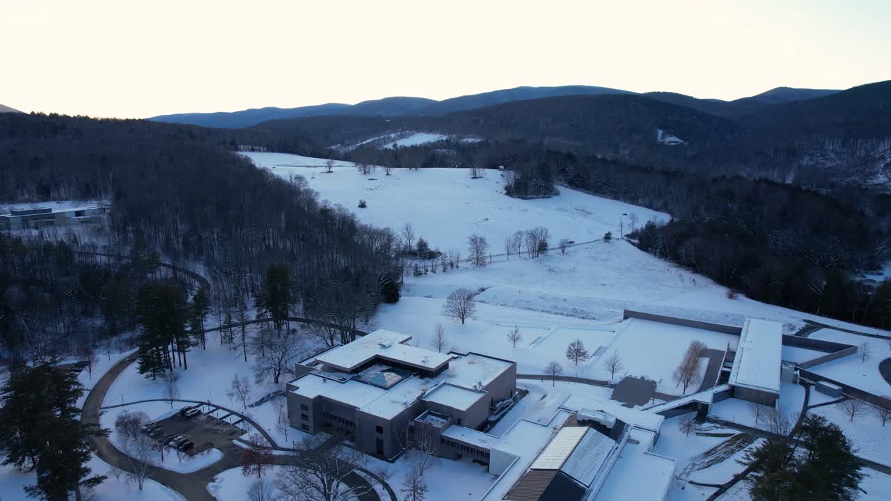 vista ascendente del museo y la ladera en un paisaje de invierno entre paisajes boscosos con arquitectura lujosa y admirable con un cielo de crepúsculo