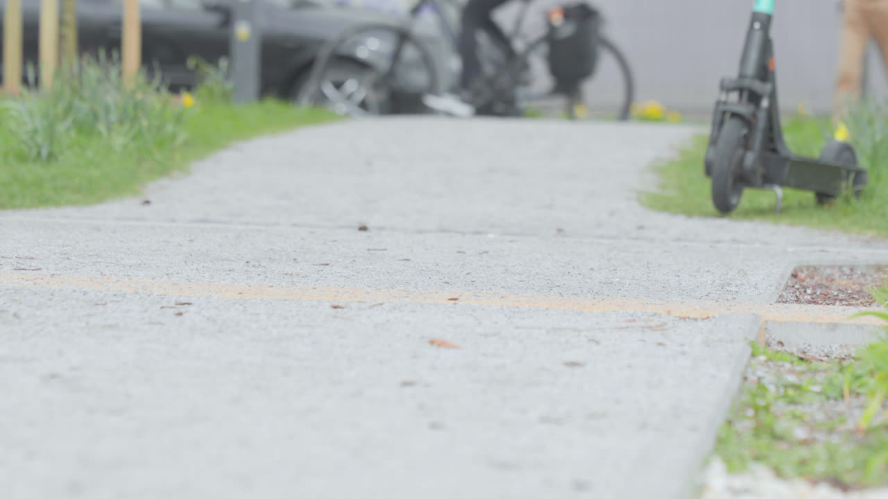 도시에서 콘크리트 경로의 클로즈업, 흐릿한 배경 요소