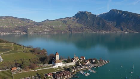 spiez in der schweiz zeigt den ruhigen thunsee gegen die majestätischen schweizer alpen, lebendige landschaft, luftansicht