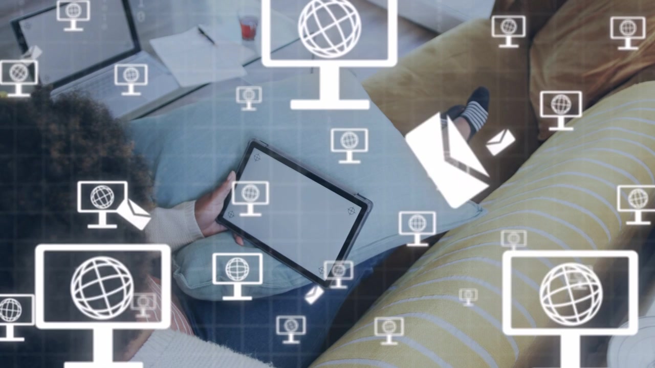 Donna che tiene un tablet sul divano, il tablet genera icone e codice binario che si espande, visualizzando dati tecnologici.