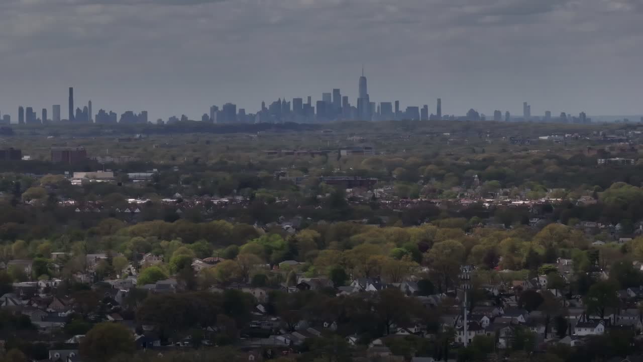 구름이 많은 날에 뉴욕 스카이라인의 공중 전망