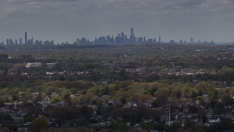 Eine-Luftaufnahme-Der-Skyline-Von-New-York-An-Einem-Bewölkten-Tag