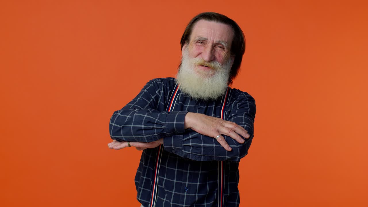 viejo abuelo barbudo maduro extender las manos y dar un abrazo a usted, expresión agradable, sentimientos de amor