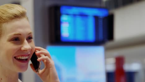 una mujer hermosa hablando por teléfono móvil en la zona de espera una mujer bella hablando por teléfono celular en w