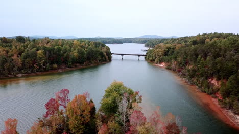 Lago-James-Nc-En-Caída-Aérea,-Lago-James-Carolina-Del-Norte-Con-Hermosas-Hojas