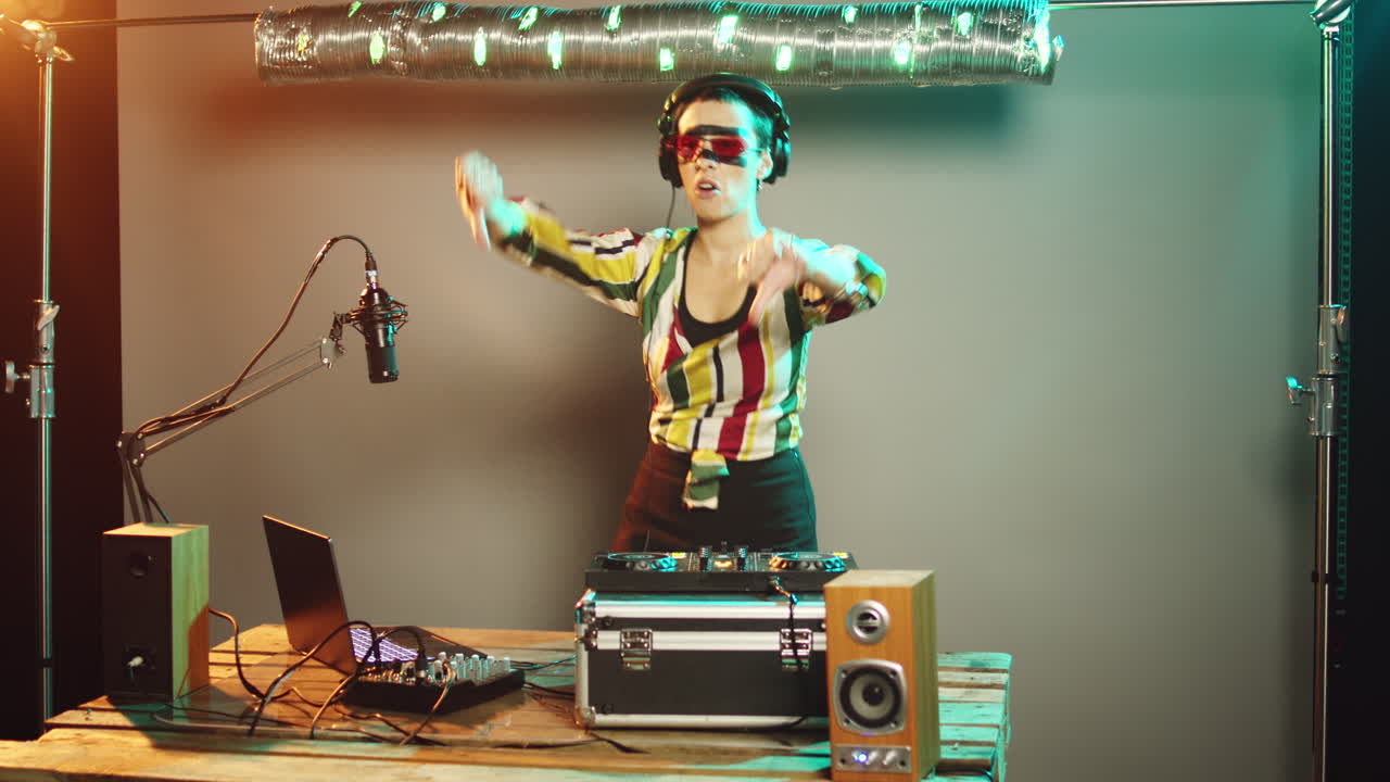 Artista musicista che usa giradischi stereo per una festa di danza techno