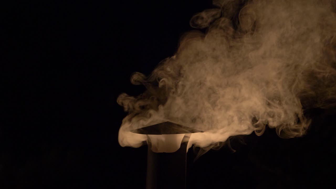 폴란드 자고로프 아렌델에서 추운 겨울 밤 집에서 나오는 파이프 굴뚝에서 연기가 피어오르고 있다