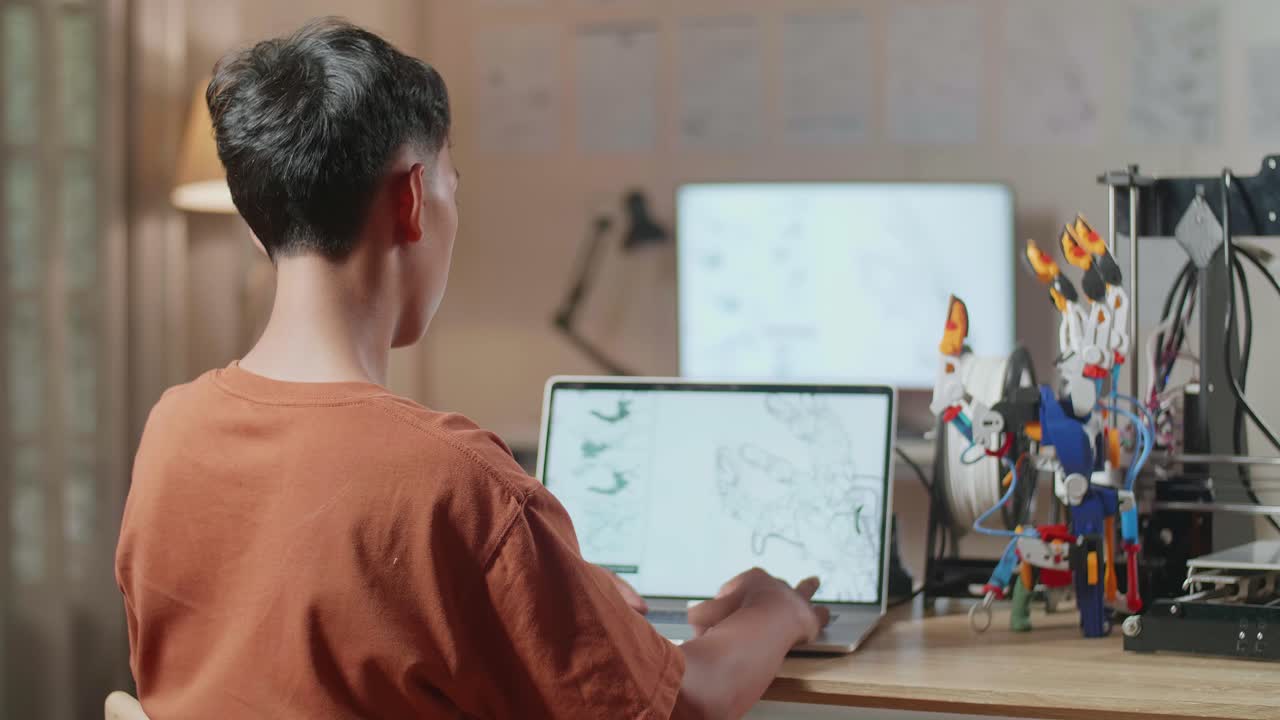 joven diseñando e imprimiendo en 3d