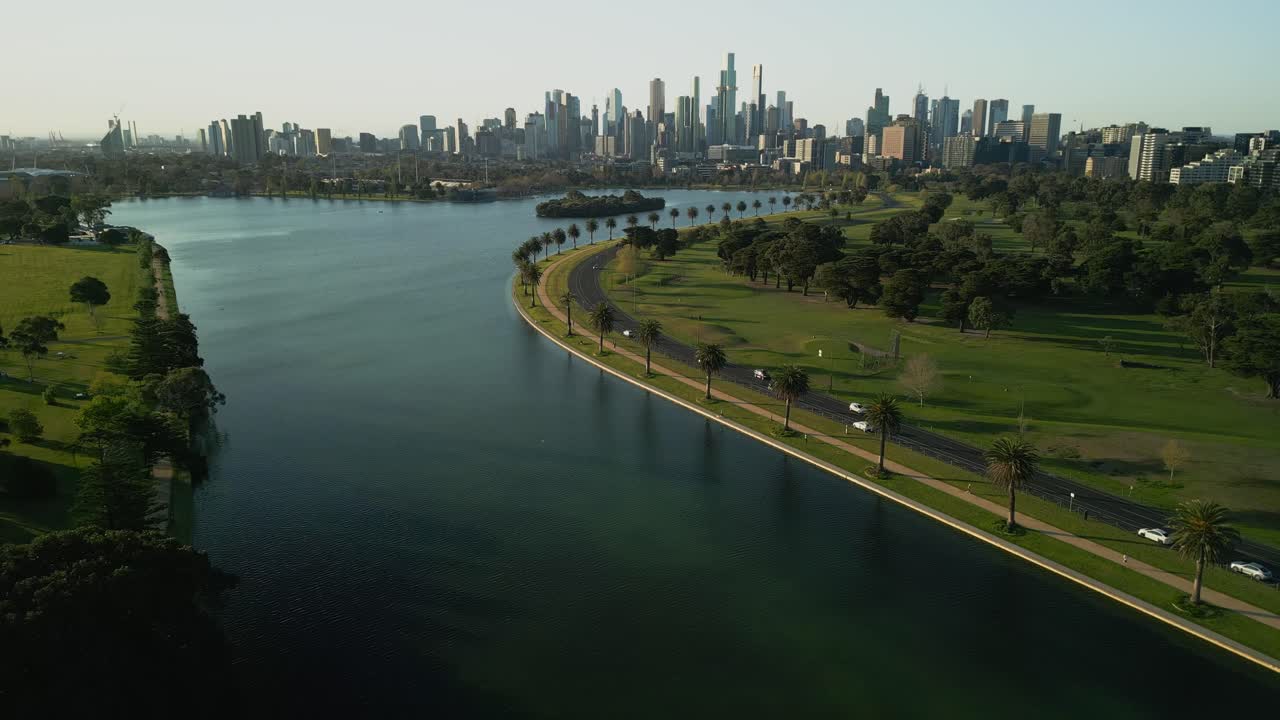 Video aereo con drone che svela Albert Park a Melbourne, Victoria, Australia.