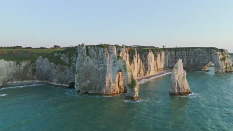 Sobre-Los-Acantilados-De-Etretat-Al-Atardecer