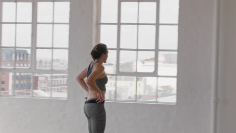 clase de yoga mujer joven estiramiento terminando la práctica de entrenamiento matutino disfrutando de un estilo de vida saludable en el gimnasio