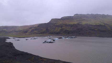 Trozos-De-Iceberg-Del-Glaciar-Solheimajokull-Flotando-En-El-Lago-Islandés