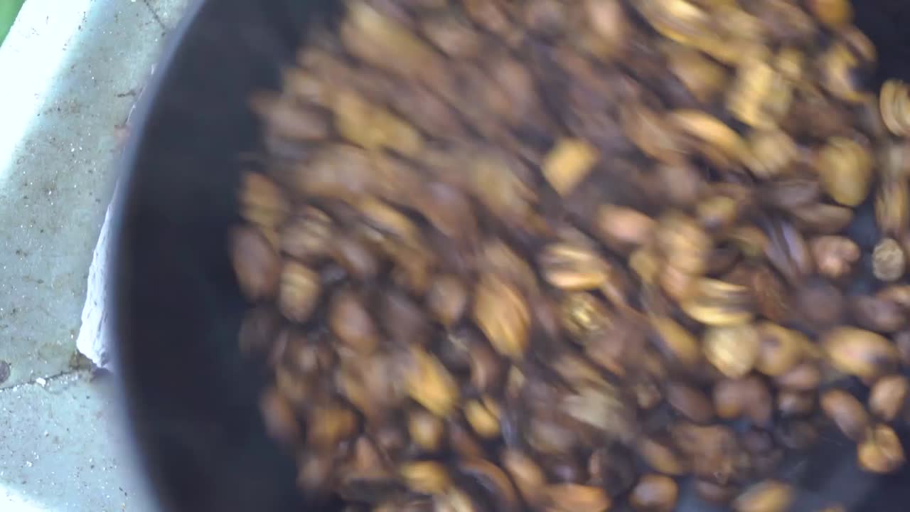 Torrando café etíope durante uma cerimônia do café em Adis Abeba, Etiópia-2