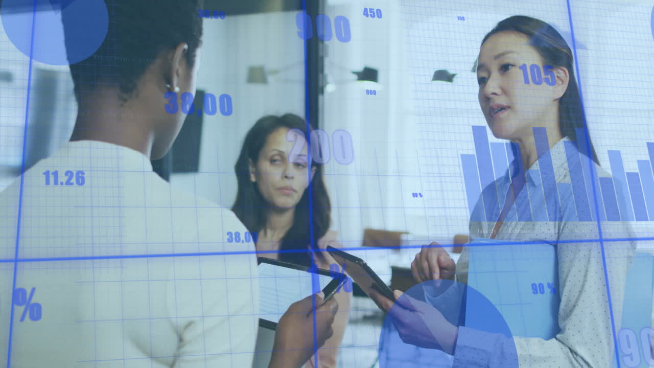 discutiendo en la oficina, mujeres de negocios diversas con animación de análisis de negocios