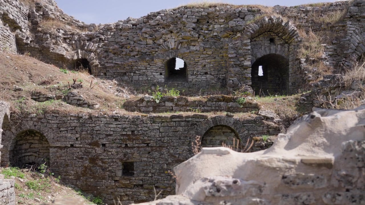 Mura in pietra e corridoi inferiori ad arco della storica Fortezza di Argirocastro, Albania