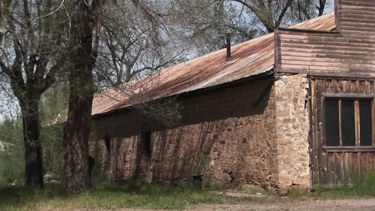 plano medio de un teatro territorial al estilo del viejo oeste